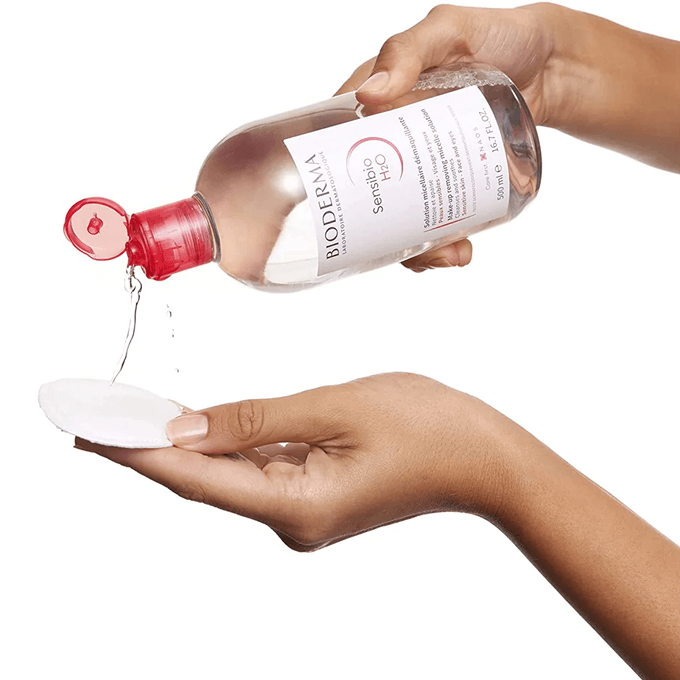 ماء ميسيلار سينسيبيو إتش تو أو (Sensibio H2O) من بيوديرما، وهو منظف ومزيل للمكياج مصمم خصيصاً للبشرة الحساسة. 