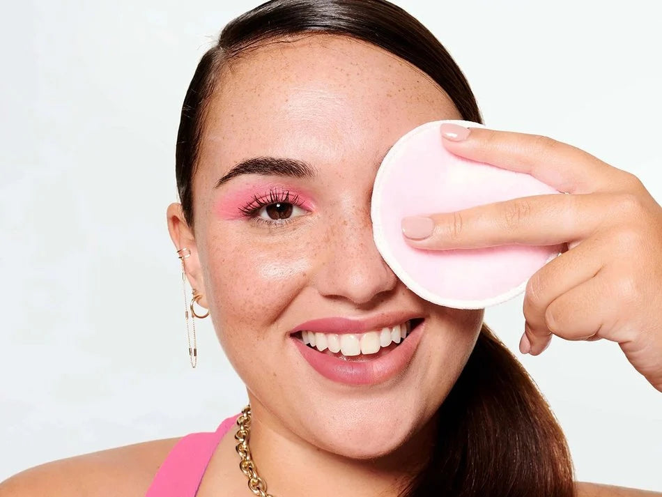 ماء ميسيلار سينسيبيو إتش تو أو (Sensibio H2O) من بيوديرما، وهو منظف ومزيل للمكياج مصمم خصيصاً للبشرة الحساسة. 